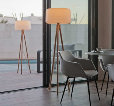 LÁMPARA DE PIE DE DISEÑO CON PATAS DE MADERA CHLOE 140