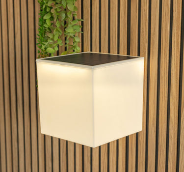 LÁMPARA ARBOTANTE CON CARGA SOLAR WALLY